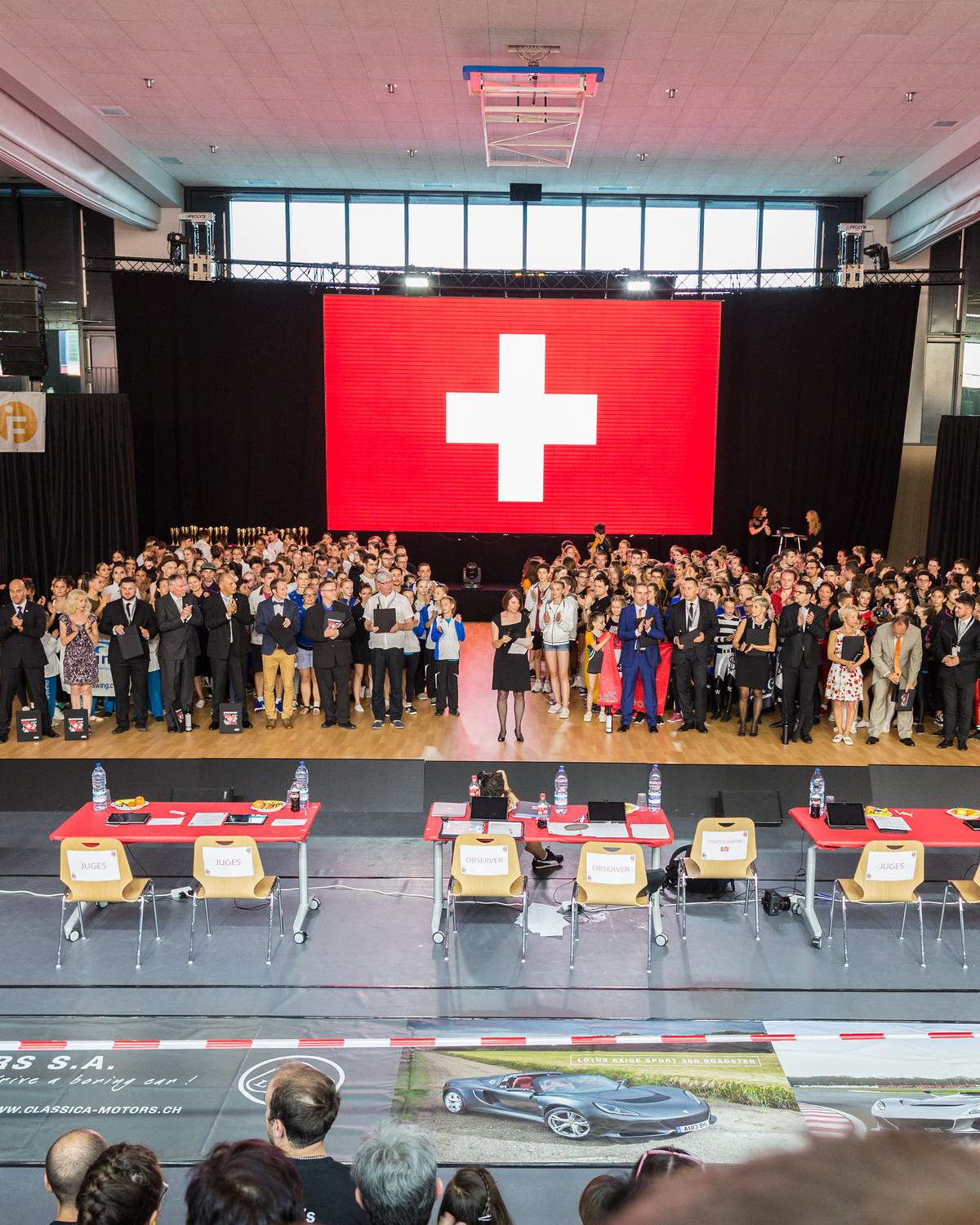Cérémonie du championnat suisse 2018, sous le drapeau suisse