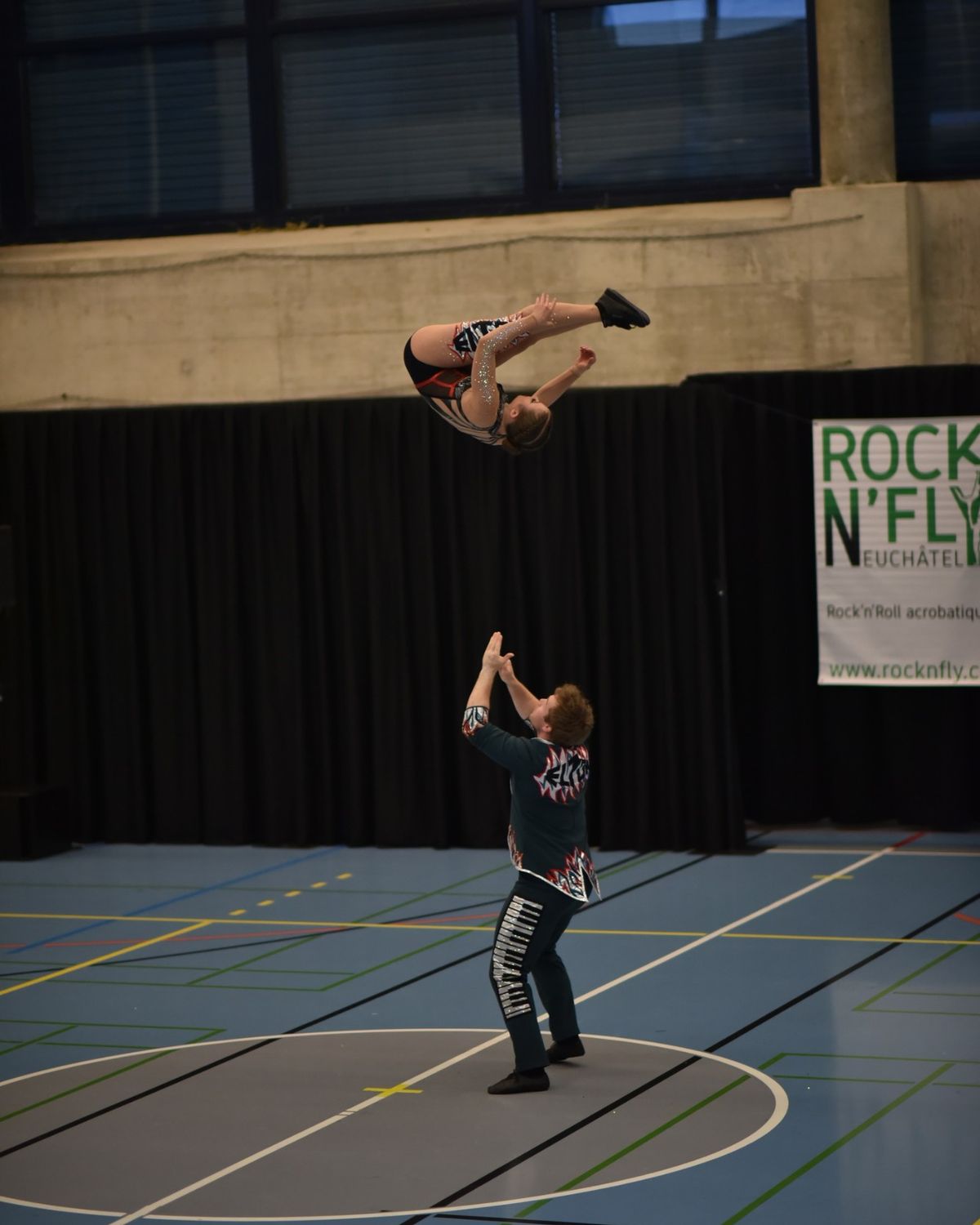 Figure acrobatique : la danseuse lancée en salto au-dessus de son partenaire